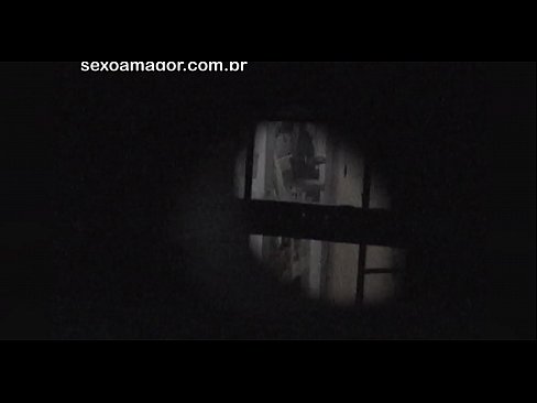 ❤️ Blondie tiġi filmata segretament minn voyeur tal-viċinat moħbi wara briks vojta ❤❌ Vidjo porn lilna ❌️